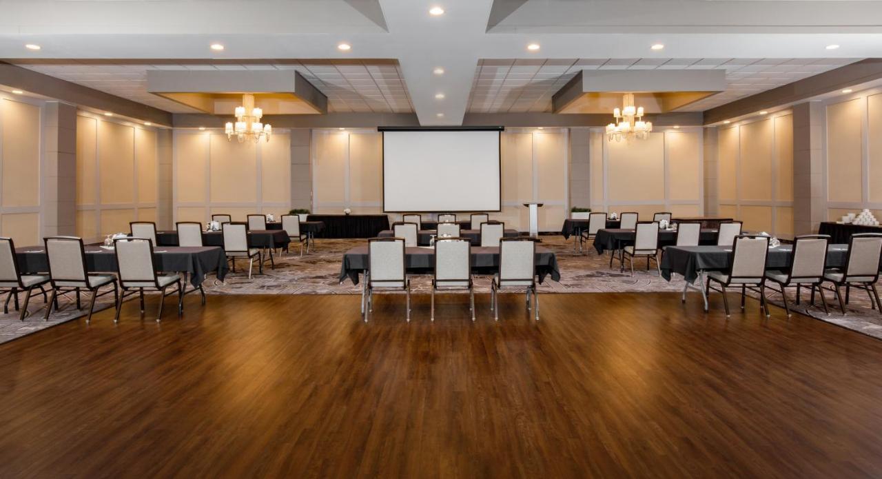 Pomeroy Hotel & Conference Centre Grande Prairie Buitenkant foto