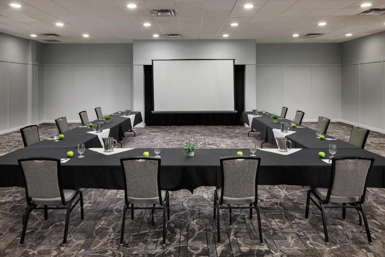Pomeroy Hotel & Conference Centre Grande Prairie Buitenkant foto